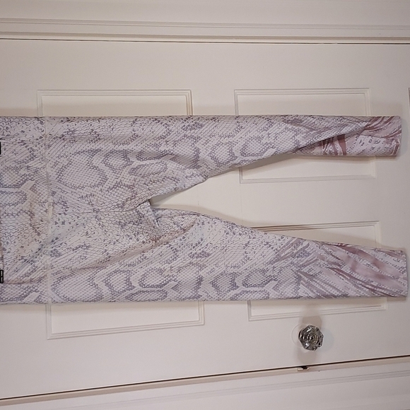 Onzie High Rise Athena Graphic Print Leggings - Picture 10 of 11